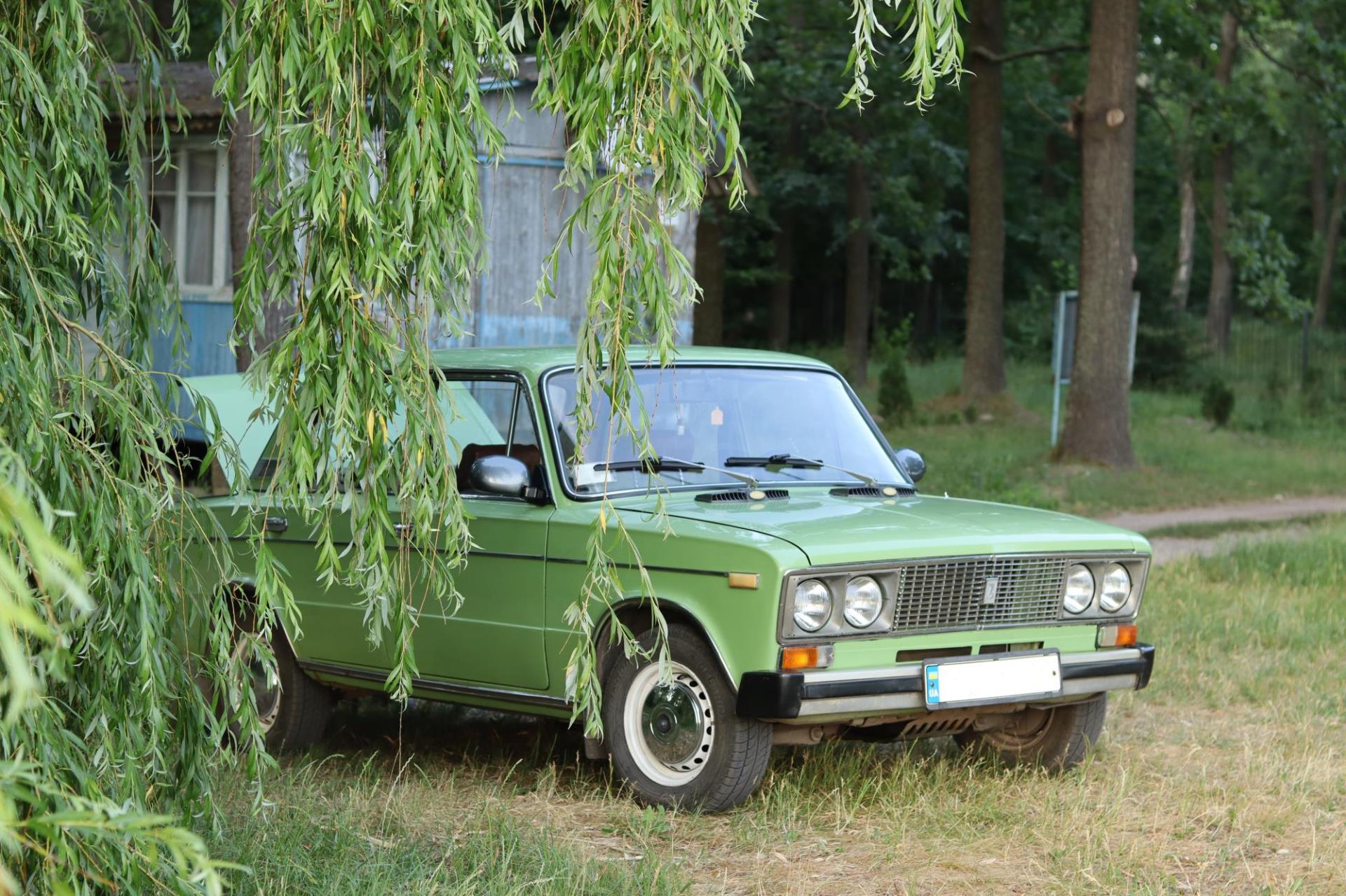 abandoned car